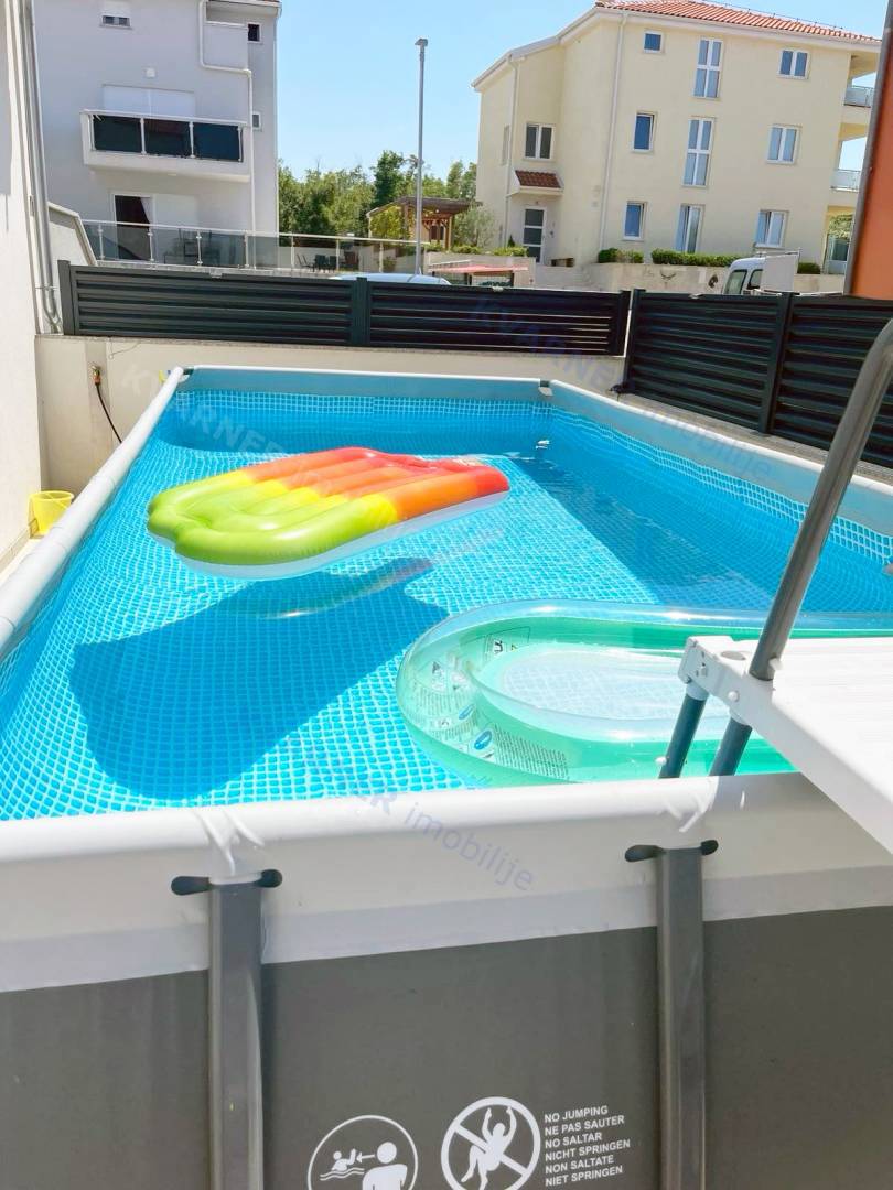 Malinska - sodobno stanovanje v pritličju z vrtom!