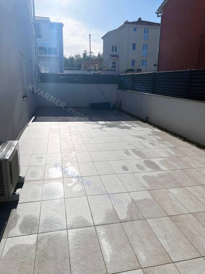 Malinska - sodobno stanovanje v pritličju z vrtom!