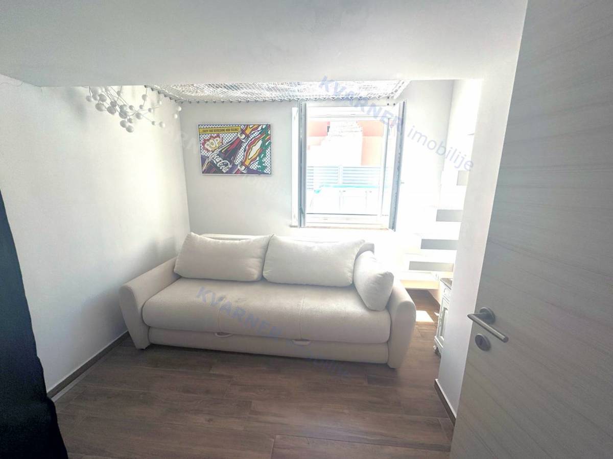 Malinska - sodobno stanovanje v pritličju z vrtom!