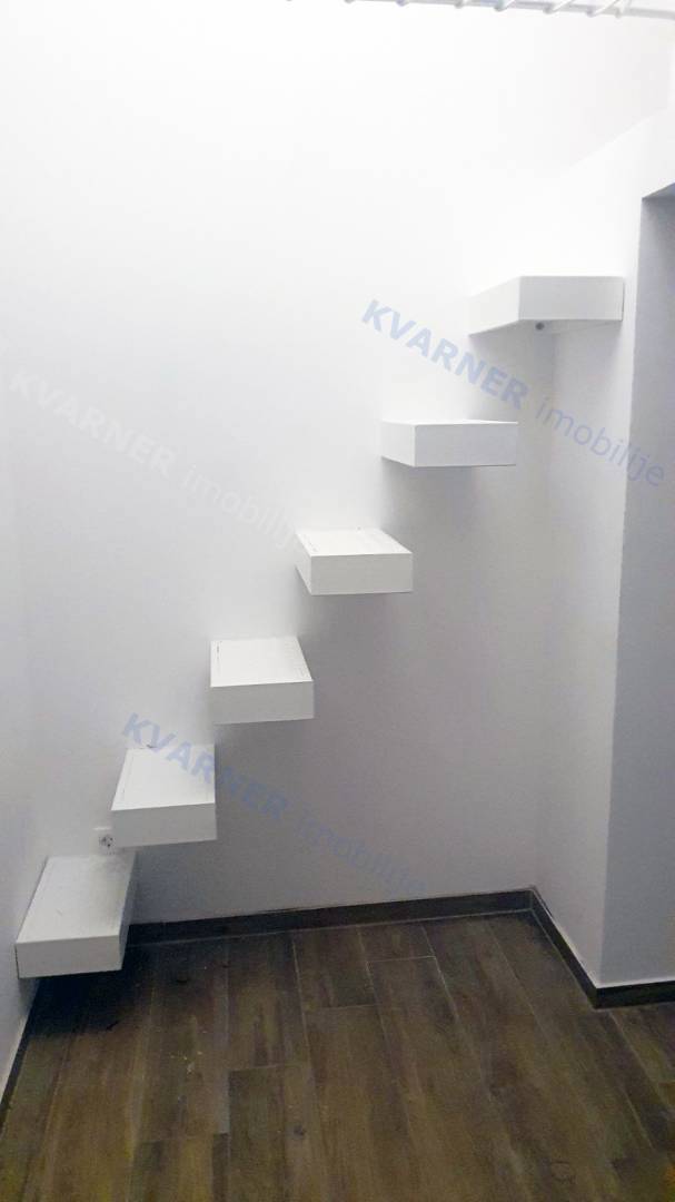 Malinska - sodobno stanovanje v pritličju z vrtom!