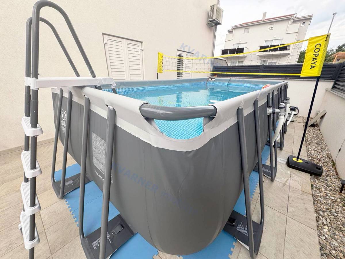 Malinska - sodobno stanovanje v pritličju z vrtom!