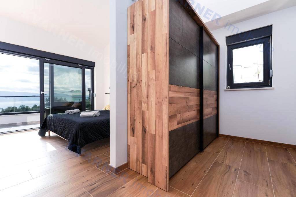 Vrbnik - hiša z bazenom in pogledom na morje!