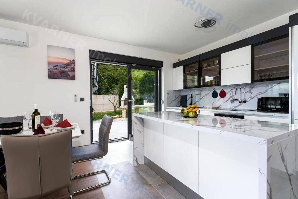 Vrbnik - hiša z bazenom in pogledom na morje!