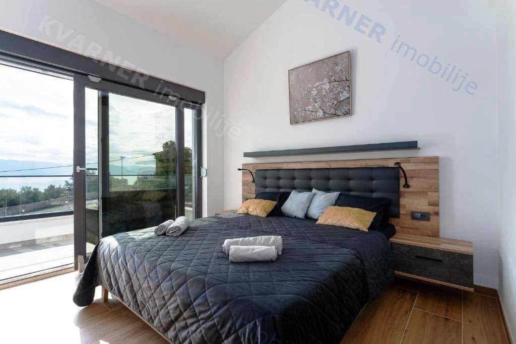 Vrbnik - hiša z bazenom in pogledom na morje!