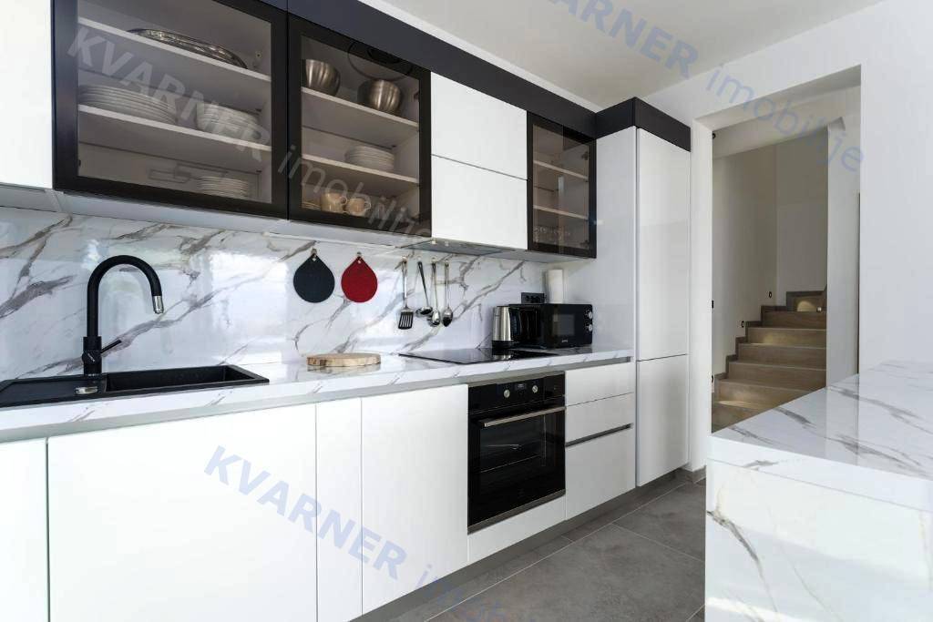 Vrbnik - hiša z bazenom in pogledom na morje!