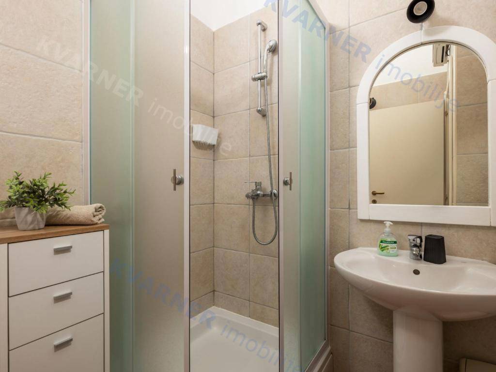 Očarljiva dvojna hiša z bazenom - mirna lokacija!