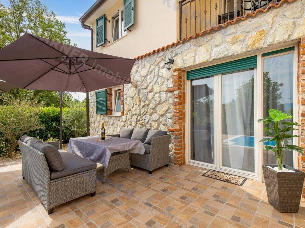 Očarljiva dvojna hiša z bazenom - mirna lokacija!