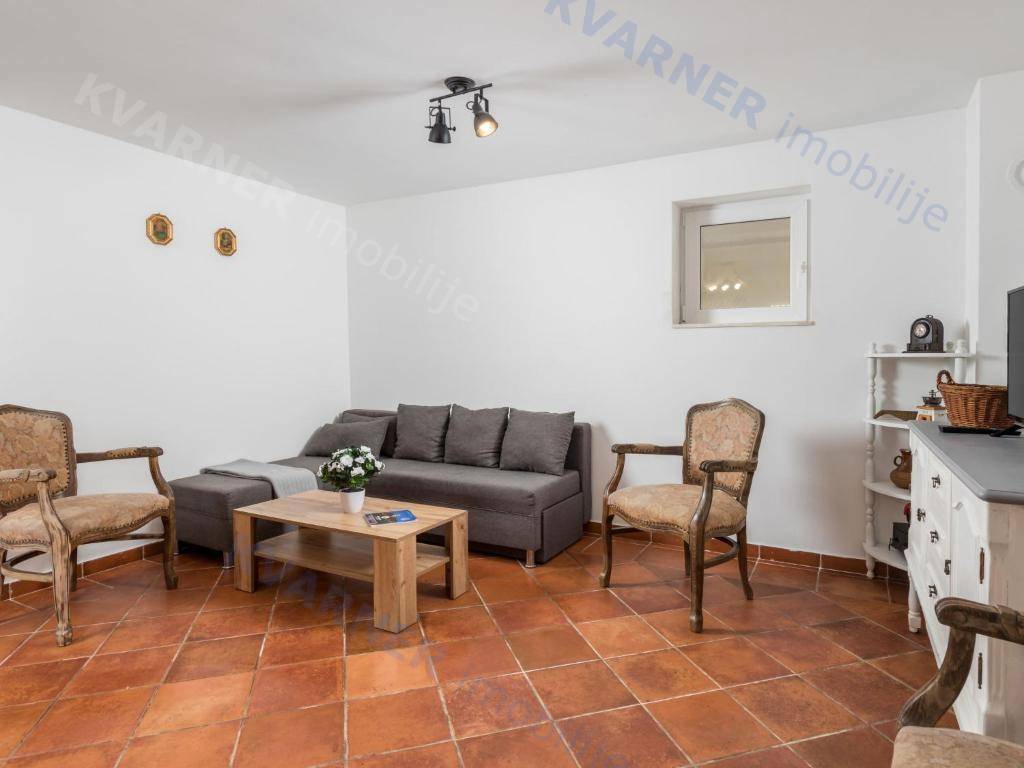 Očarljiva dvojna hiša z bazenom - mirna lokacija!