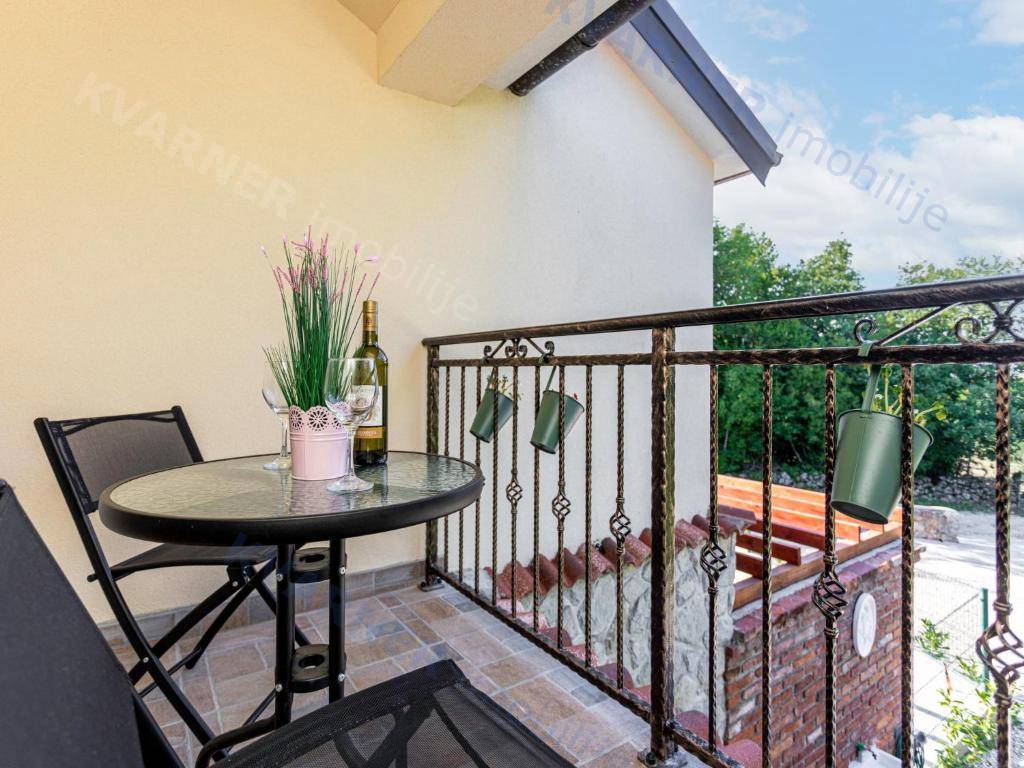 Očarljiva dvojna hiša z bazenom - mirna lokacija!