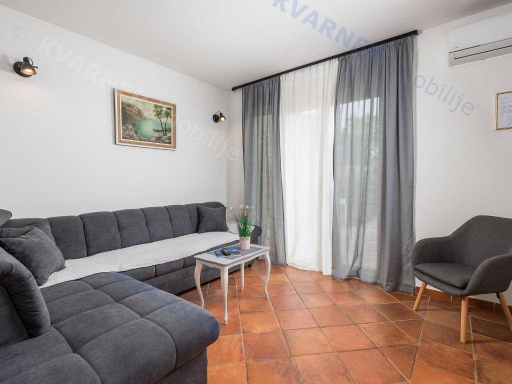 Očarljiva dvojna hiša z bazenom - mirna lokacija!