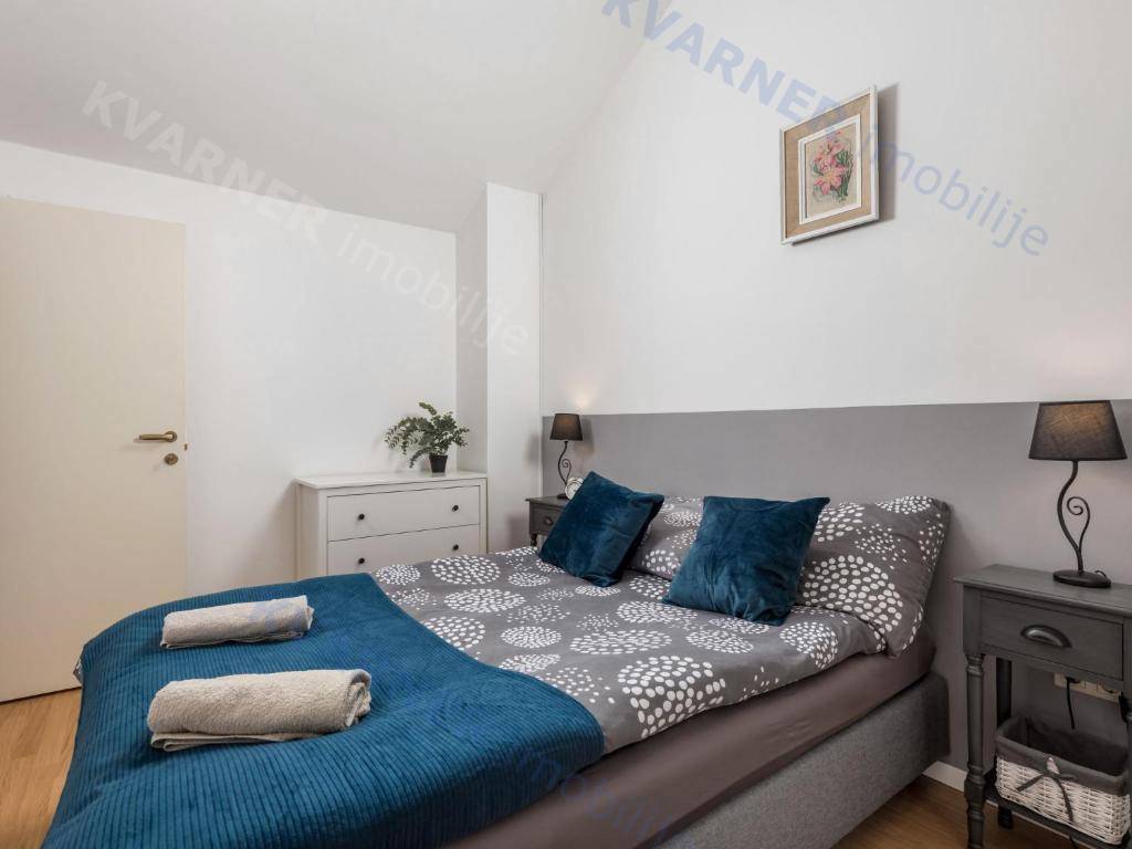 Očarljiva dvojna hiša z bazenom - mirna lokacija!