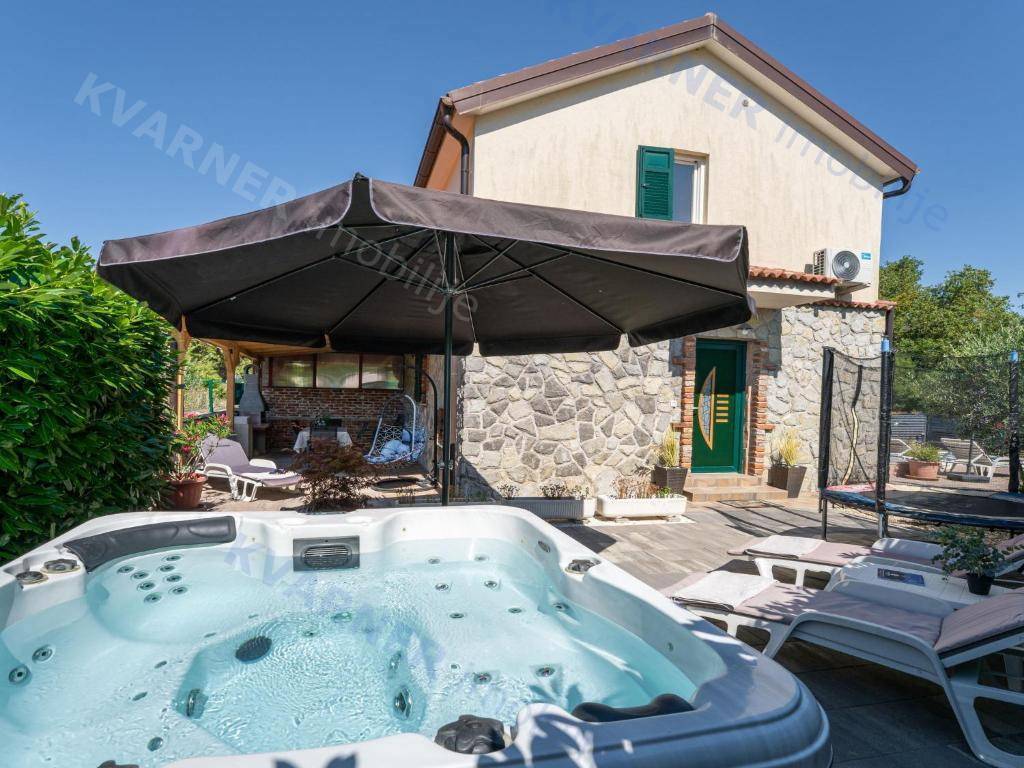 Očarljiva dvojna hiša z bazenom - mirna lokacija!