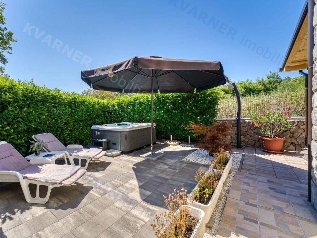 Očarljiva dvojna hiša z bazenom - mirna lokacija!