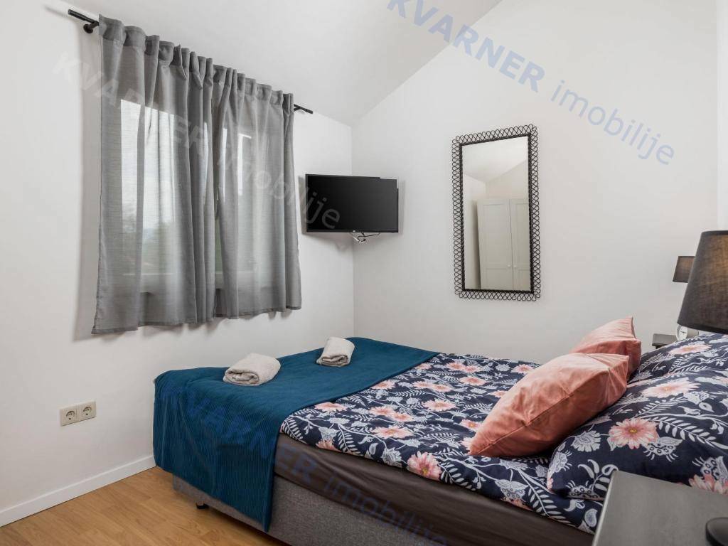 Očarljiva dvojna hiša z bazenom - mirna lokacija!