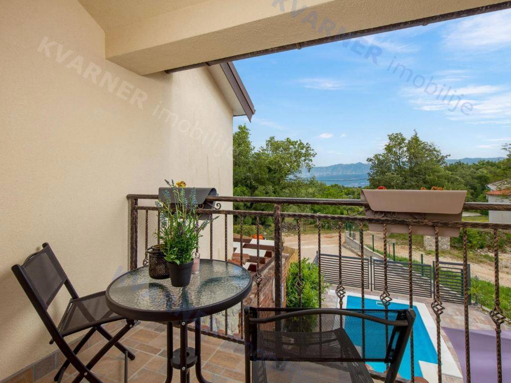 Očarljiva dvojna hiša z bazenom - mirna lokacija!