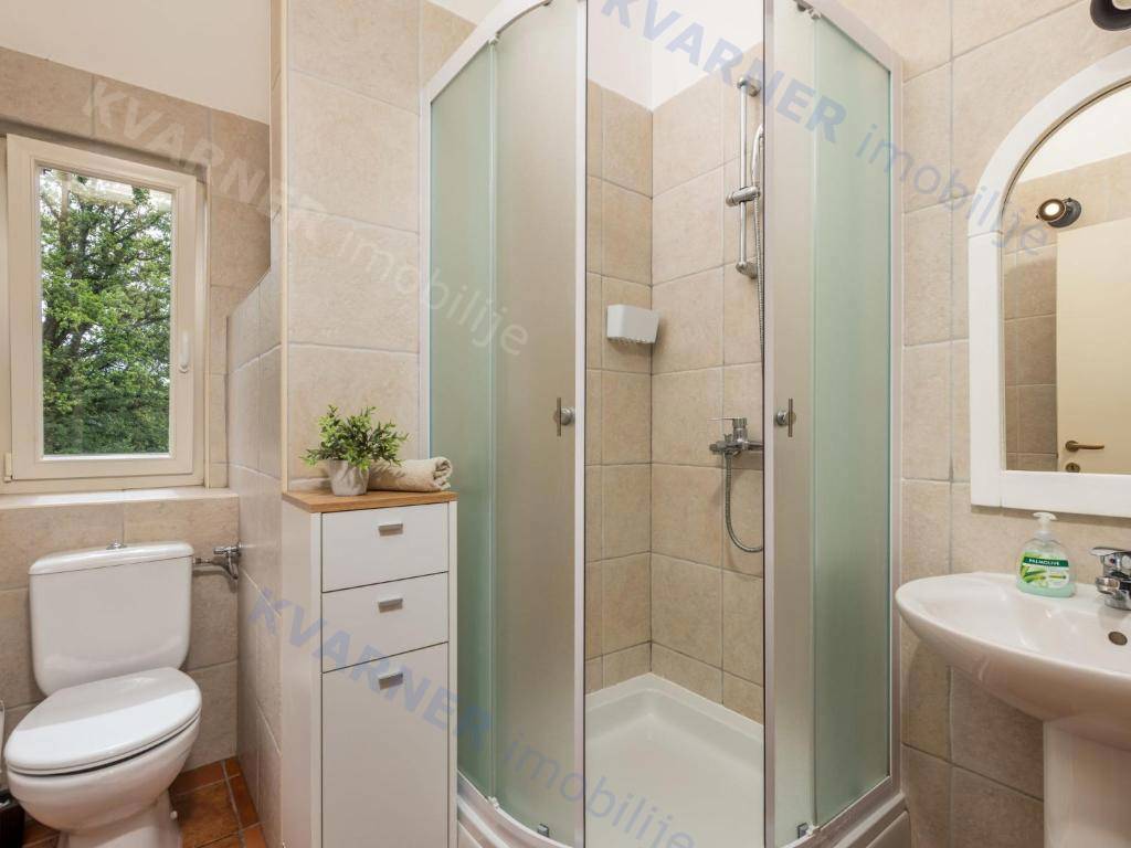 Očarljiva dvojna hiša z bazenom - mirna lokacija!