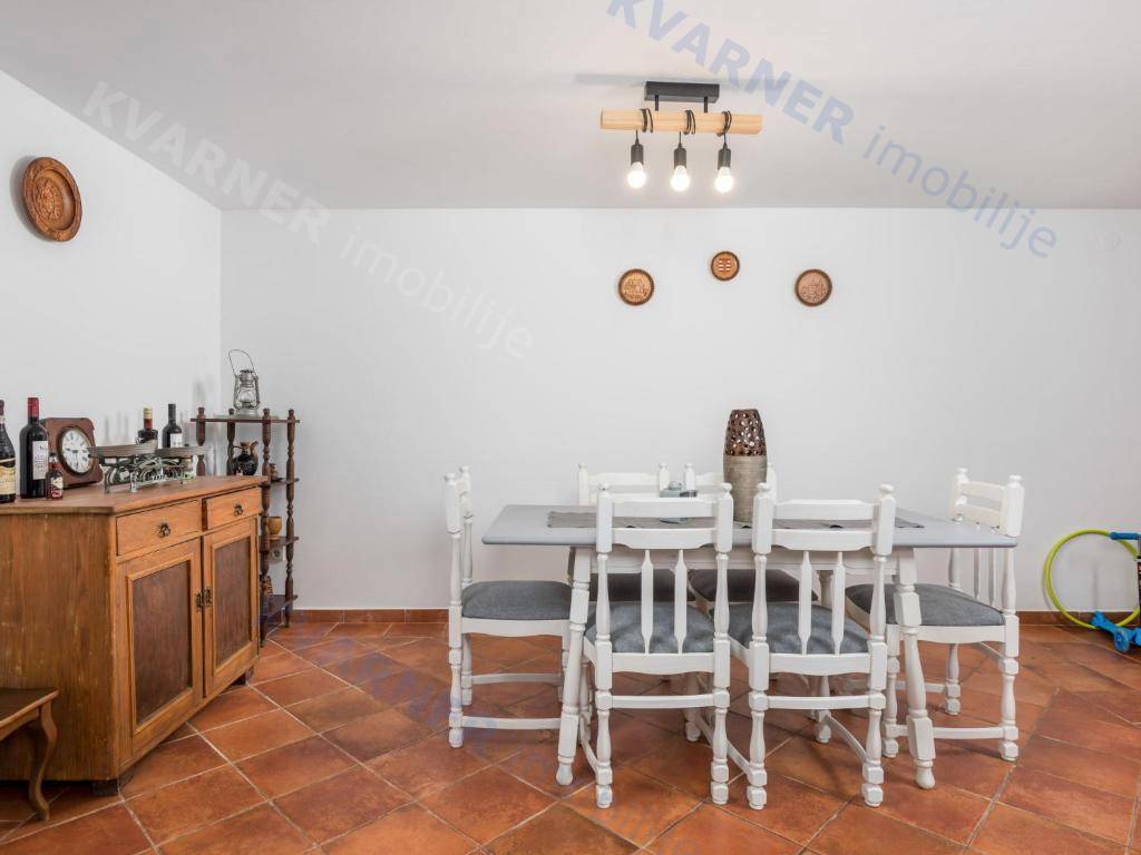 Očarljiva dvojna hiša z bazenom - mirna lokacija!