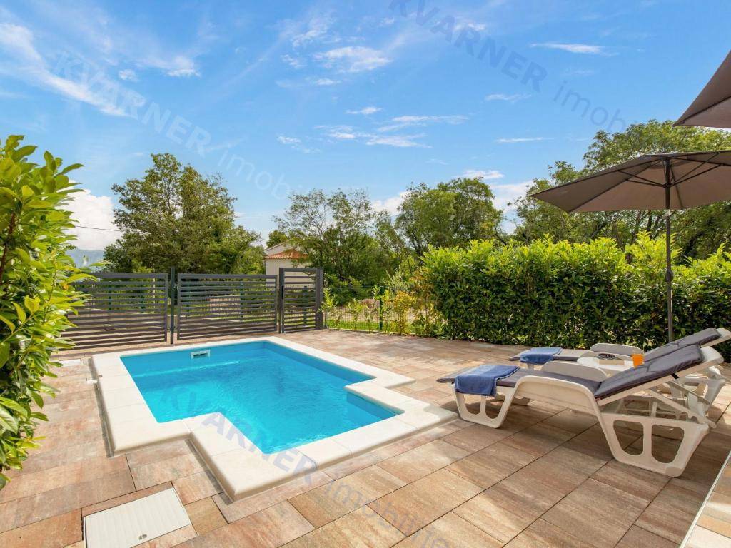 Očarljiva dvojna hiša z bazenom - mirna lokacija!