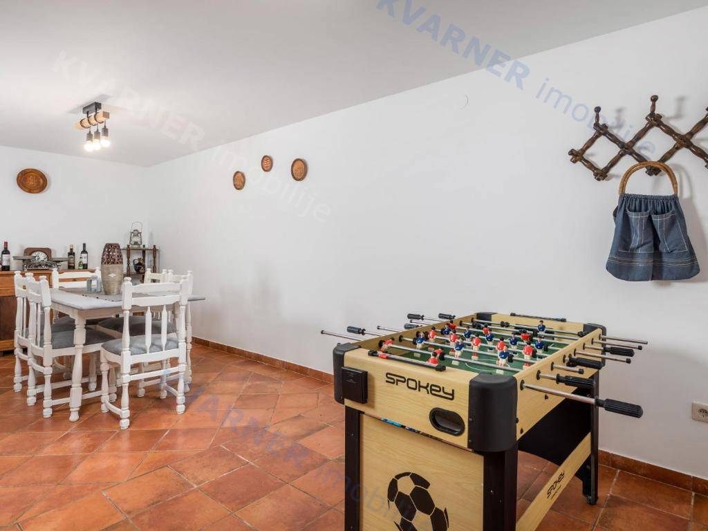 Očarljiva dvojna hiša z bazenom - mirna lokacija!