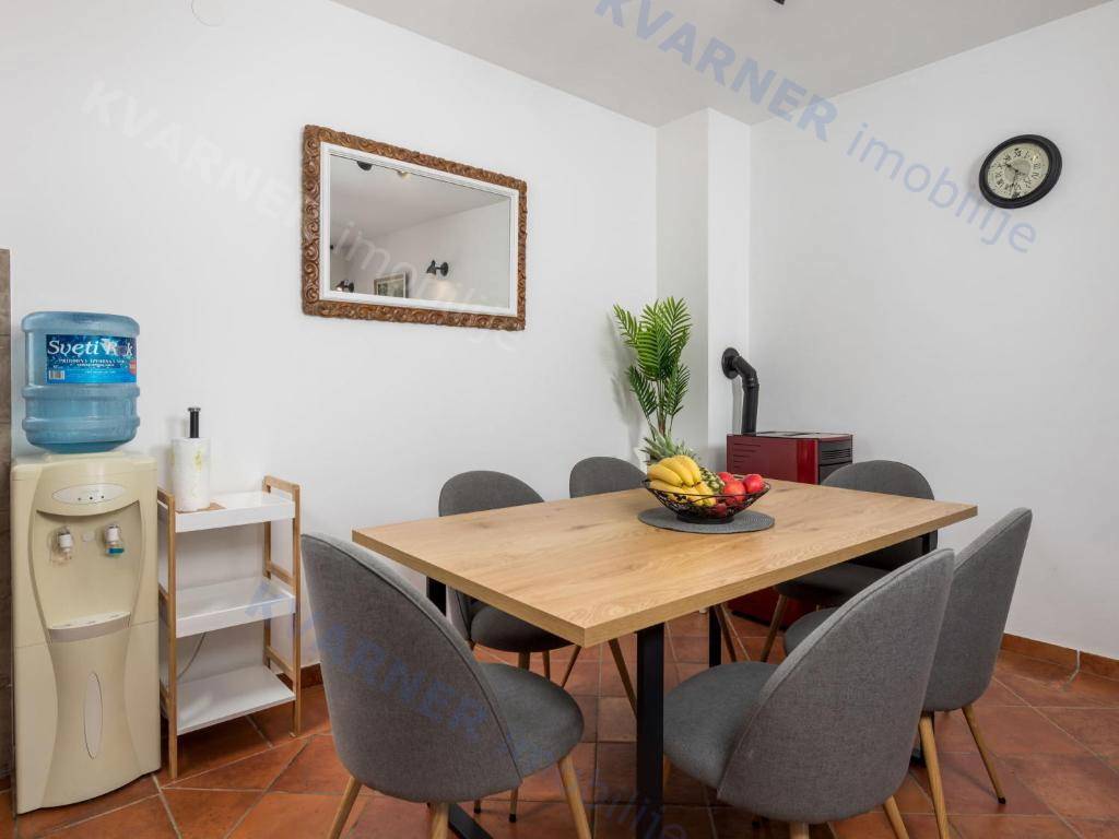 Očarljiva dvojna hiša z bazenom - mirna lokacija!