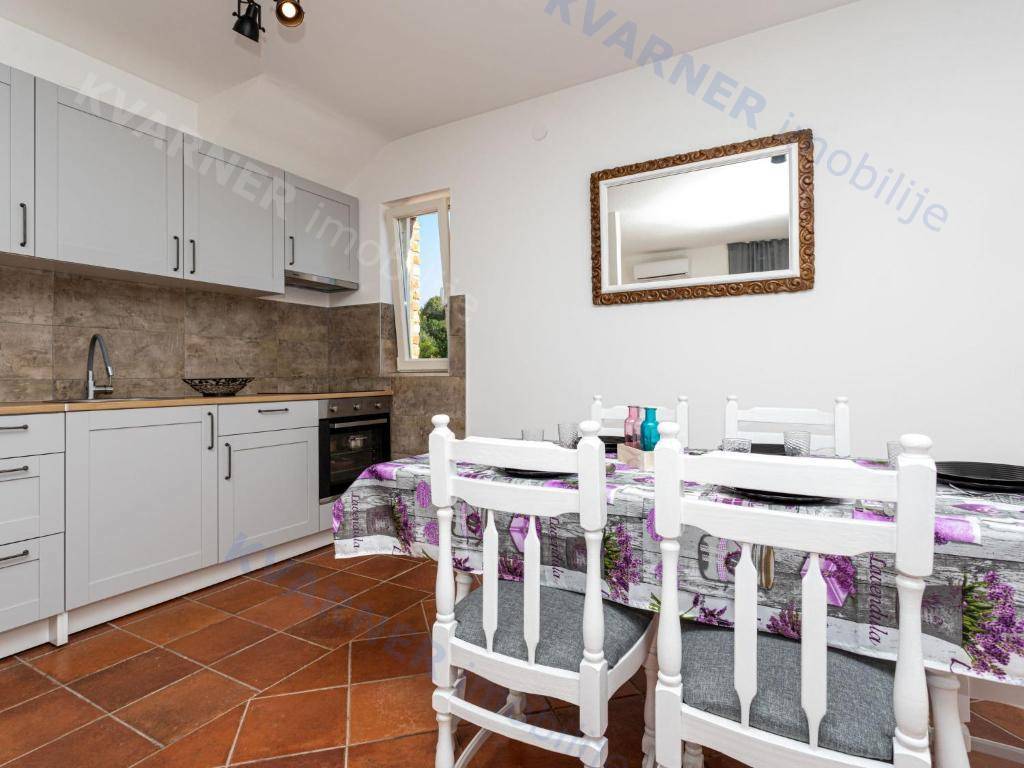 Očarljiva dvojna hiša z bazenom - mirna lokacija!