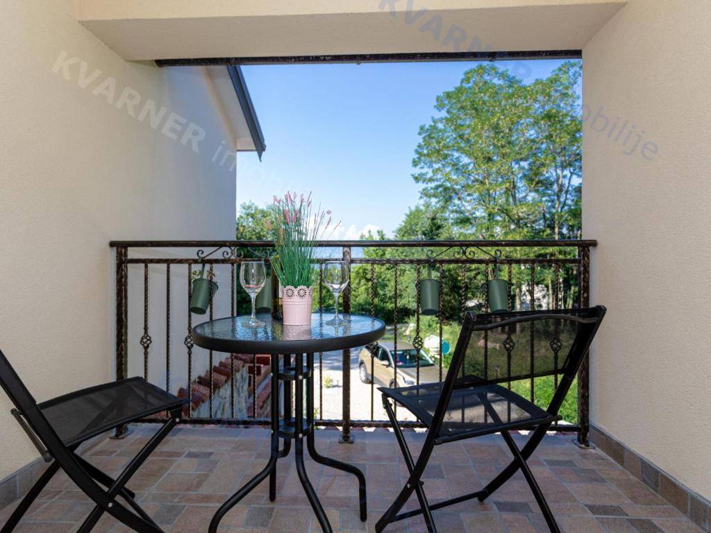 Očarljiva dvojna hiša z bazenom - mirna lokacija!