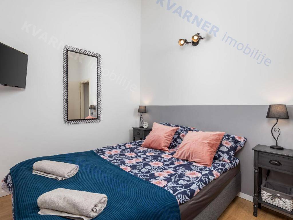 Očarljiva dvojna hiša z bazenom - mirna lokacija!