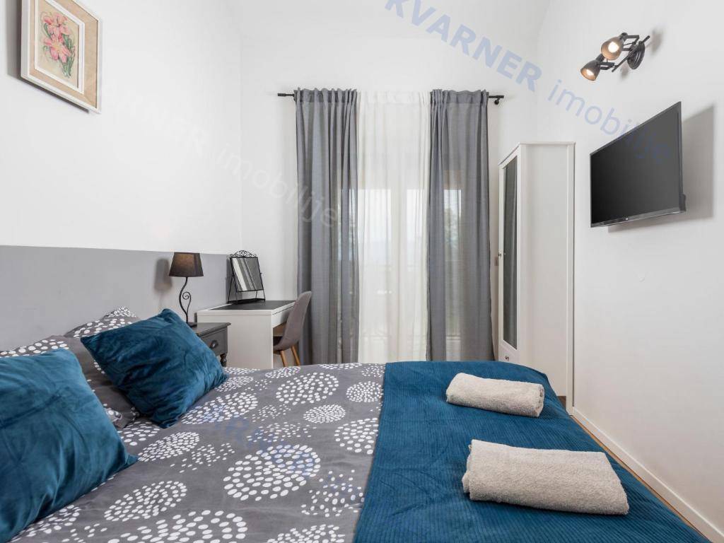 Očarljiva dvojna hiša z bazenom - mirna lokacija!