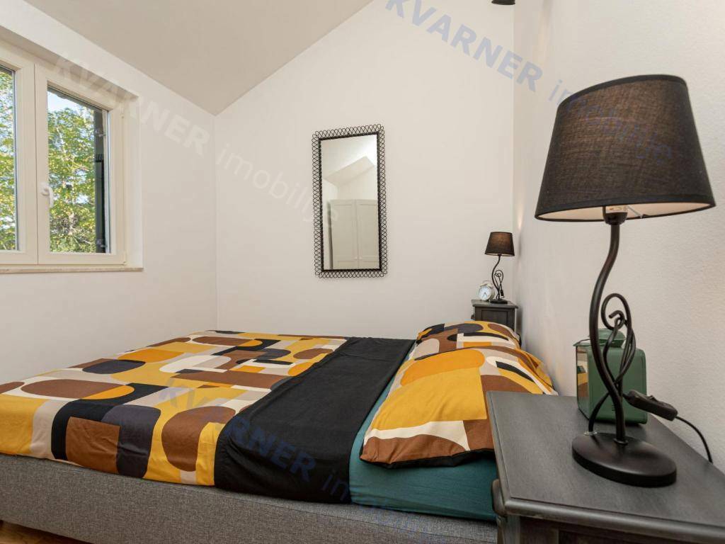 Očarljiva dvojna hiša z bazenom - mirna lokacija!