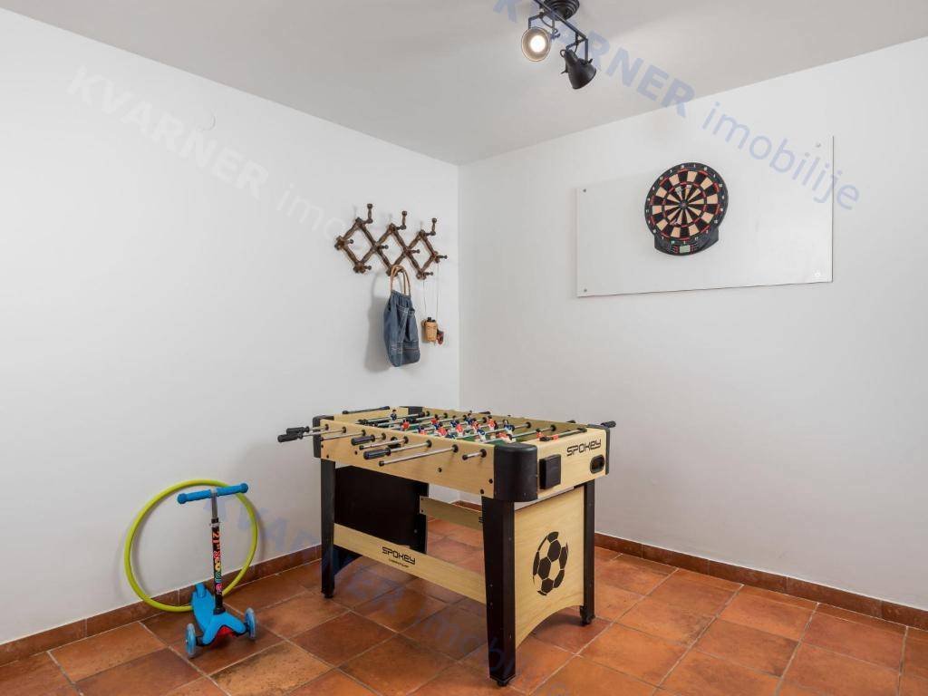 Očarljiva dvojna hiša z bazenom - mirna lokacija!