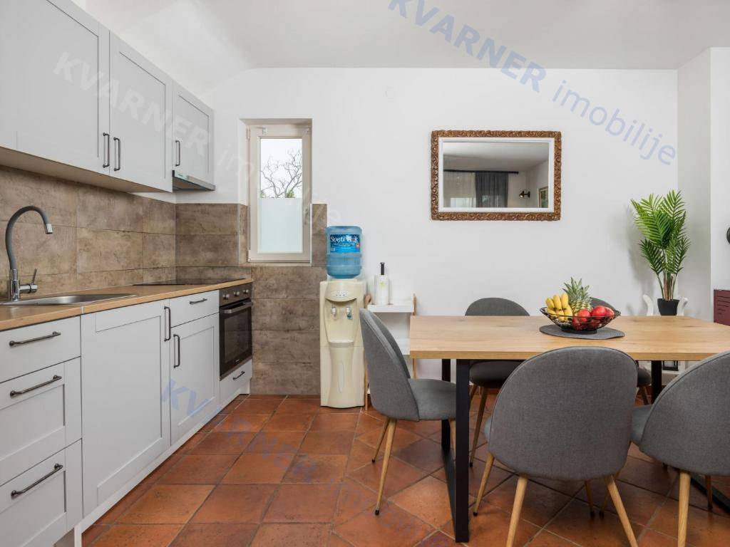 Očarljiva dvojna hiša z bazenom - mirna lokacija!