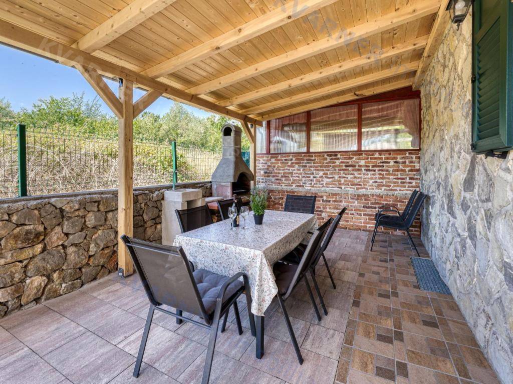 Očarljiva dvojna hiša z bazenom - mirna lokacija!