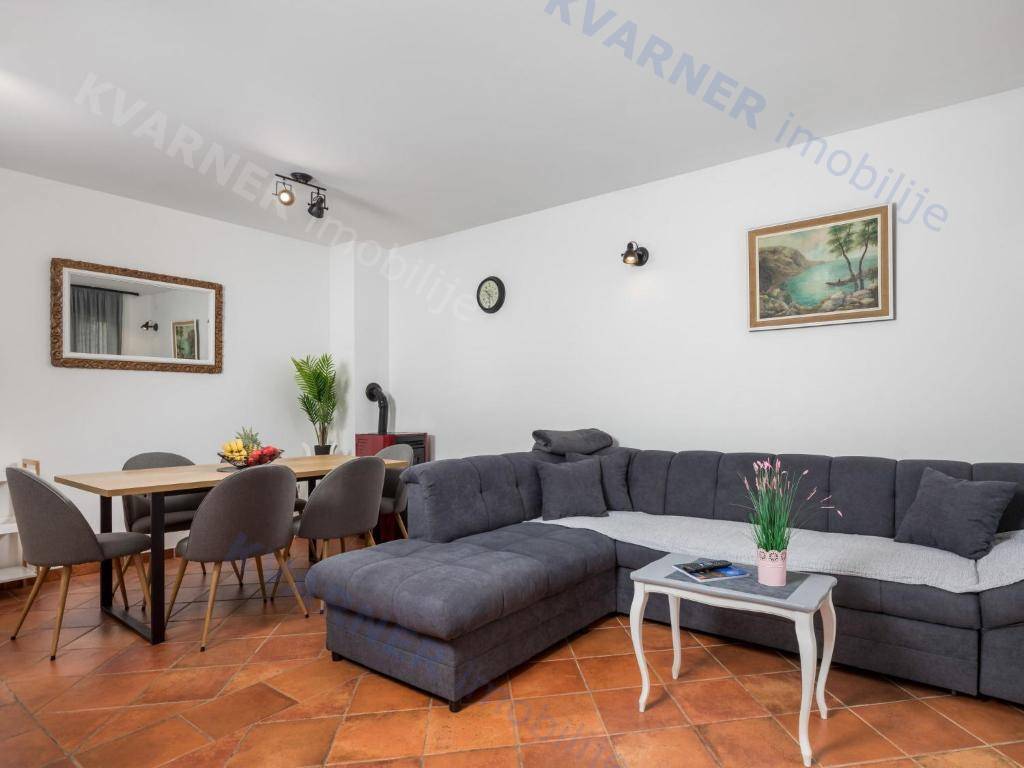 Očarljiva dvojna hiša z bazenom - mirna lokacija!