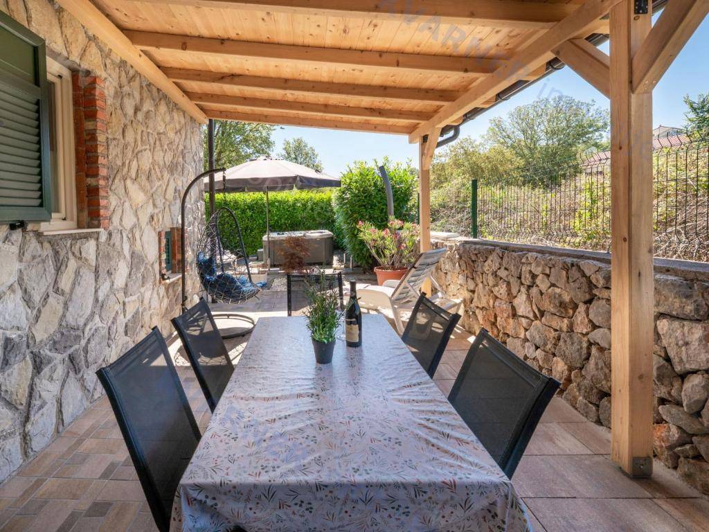 Očarljiva dvojna hiša z bazenom - mirna lokacija!