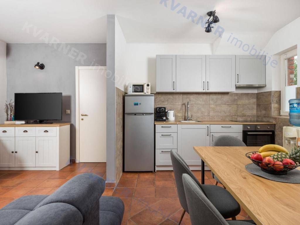 Očarljiva dvojna hiša z bazenom - mirna lokacija!