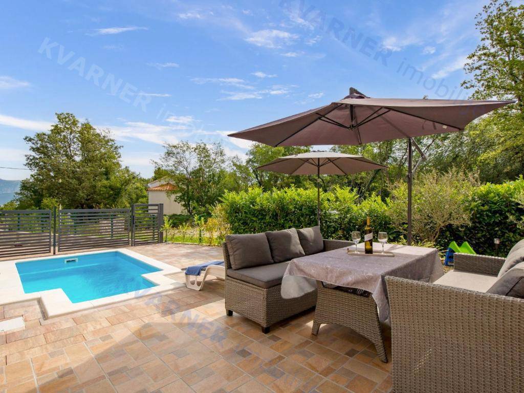 Očarljiva dvojna hiša z bazenom - mirna lokacija!
