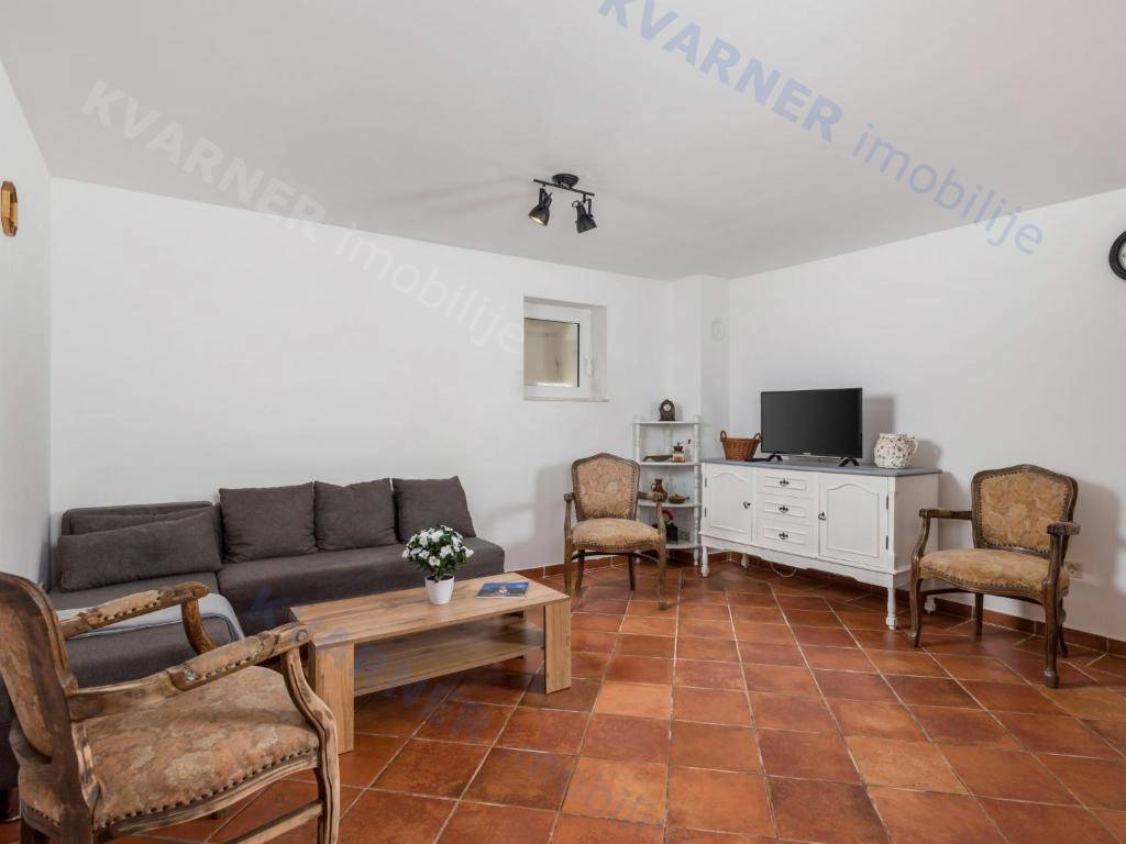 Očarljiva dvojna hiša z bazenom - mirna lokacija!