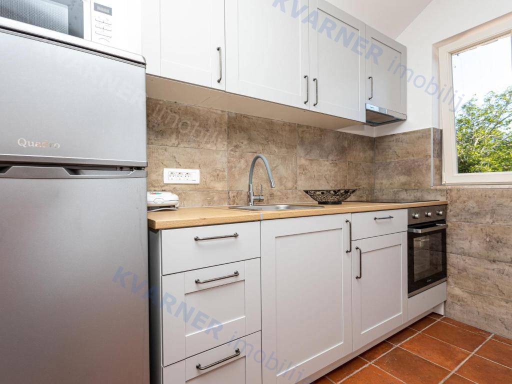 Očarljiva dvojna hiša z bazenom - mirna lokacija!