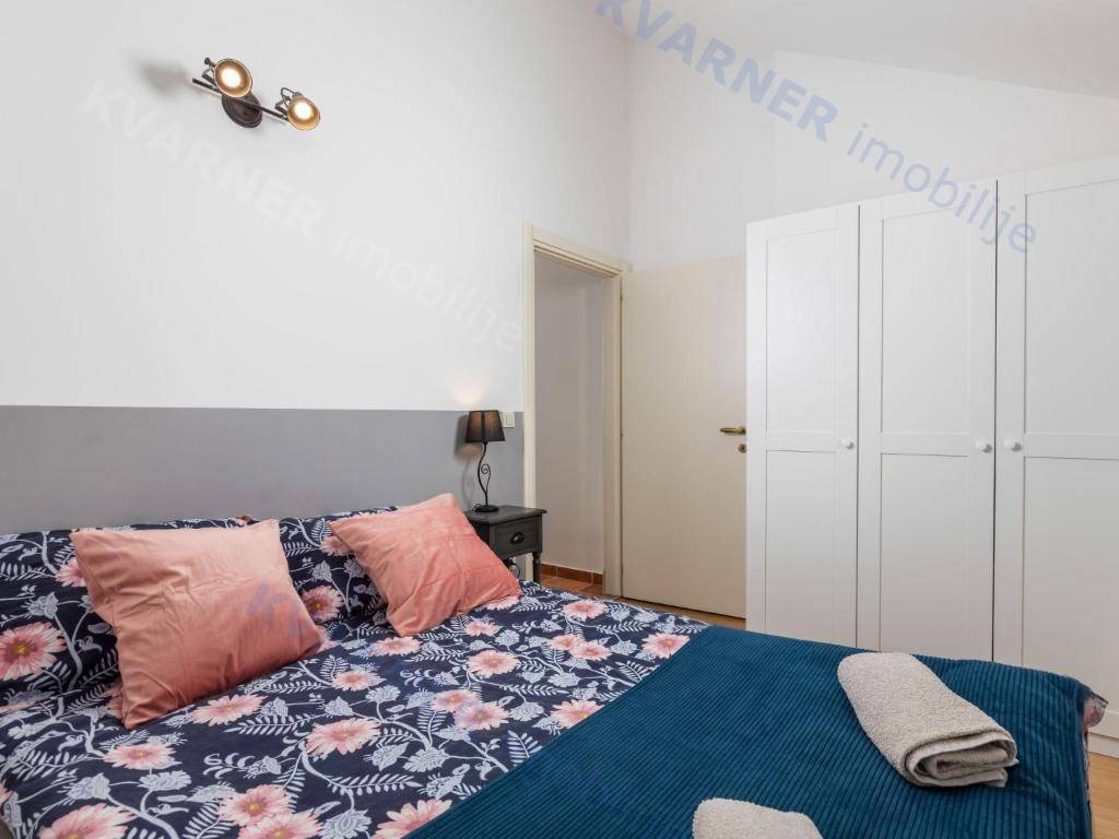 Očarljiva dvojna hiša z bazenom - mirna lokacija!