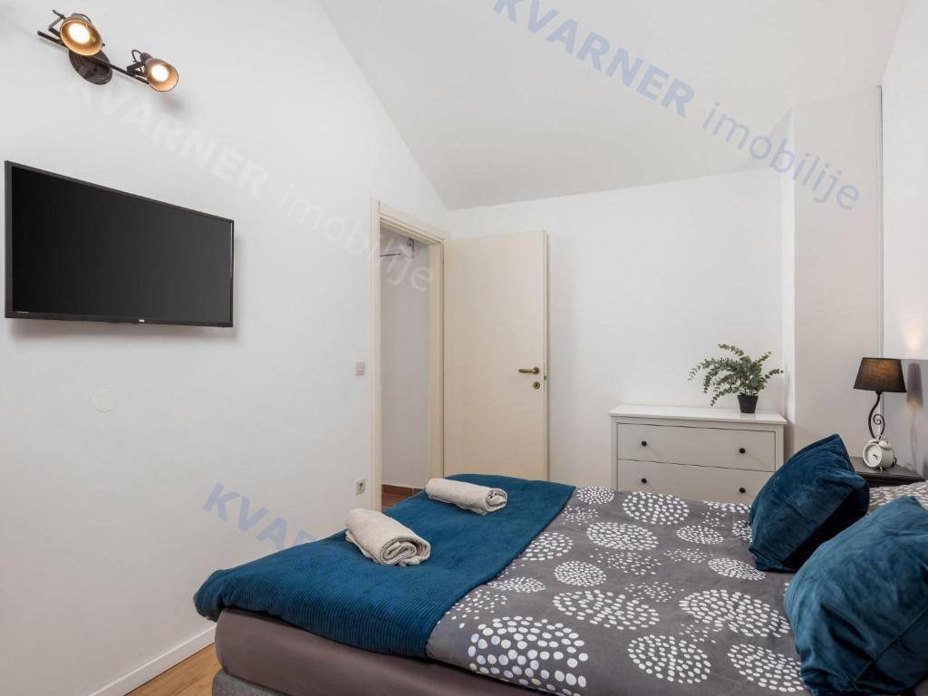 Očarljiva dvojna hiša z bazenom - mirna lokacija!