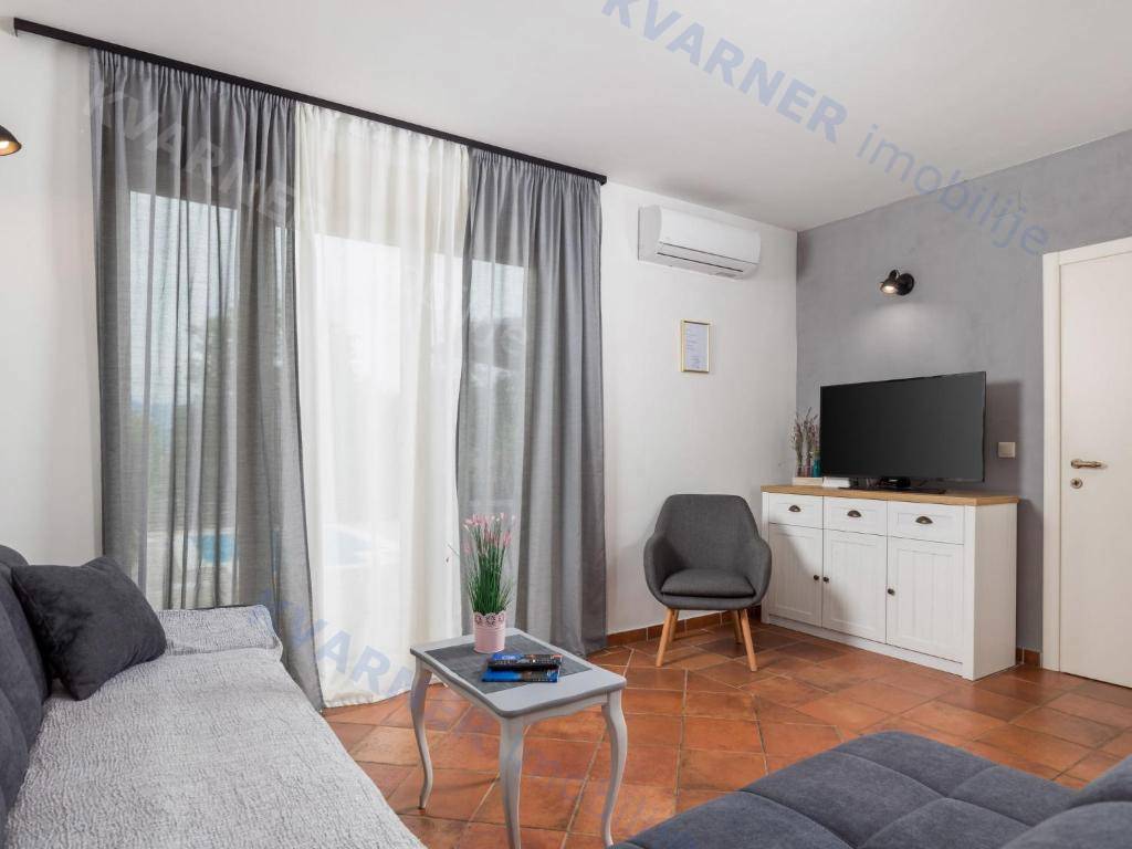 Očarljiva dvojna hiša z bazenom - mirna lokacija!