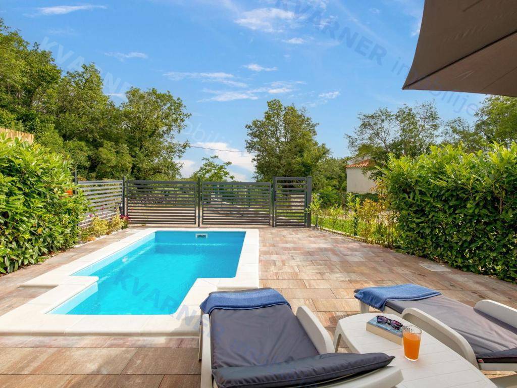 Očarljiva dvojna hiša z bazenom - mirna lokacija!