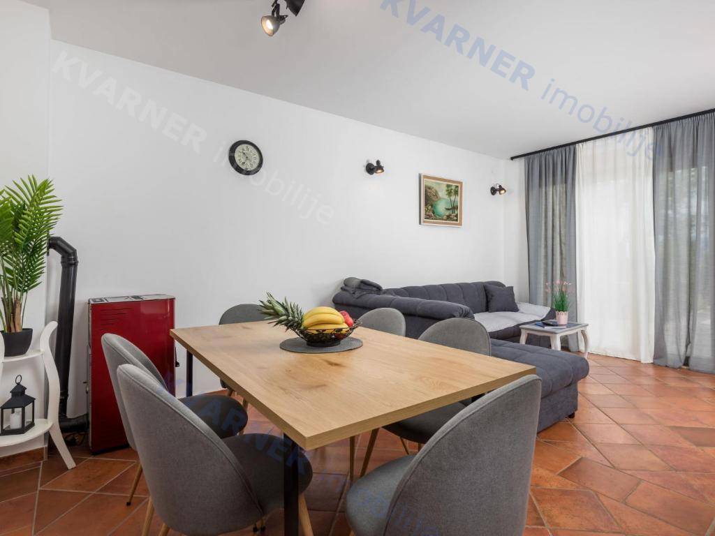 Očarljiva dvojna hiša z bazenom - mirna lokacija!