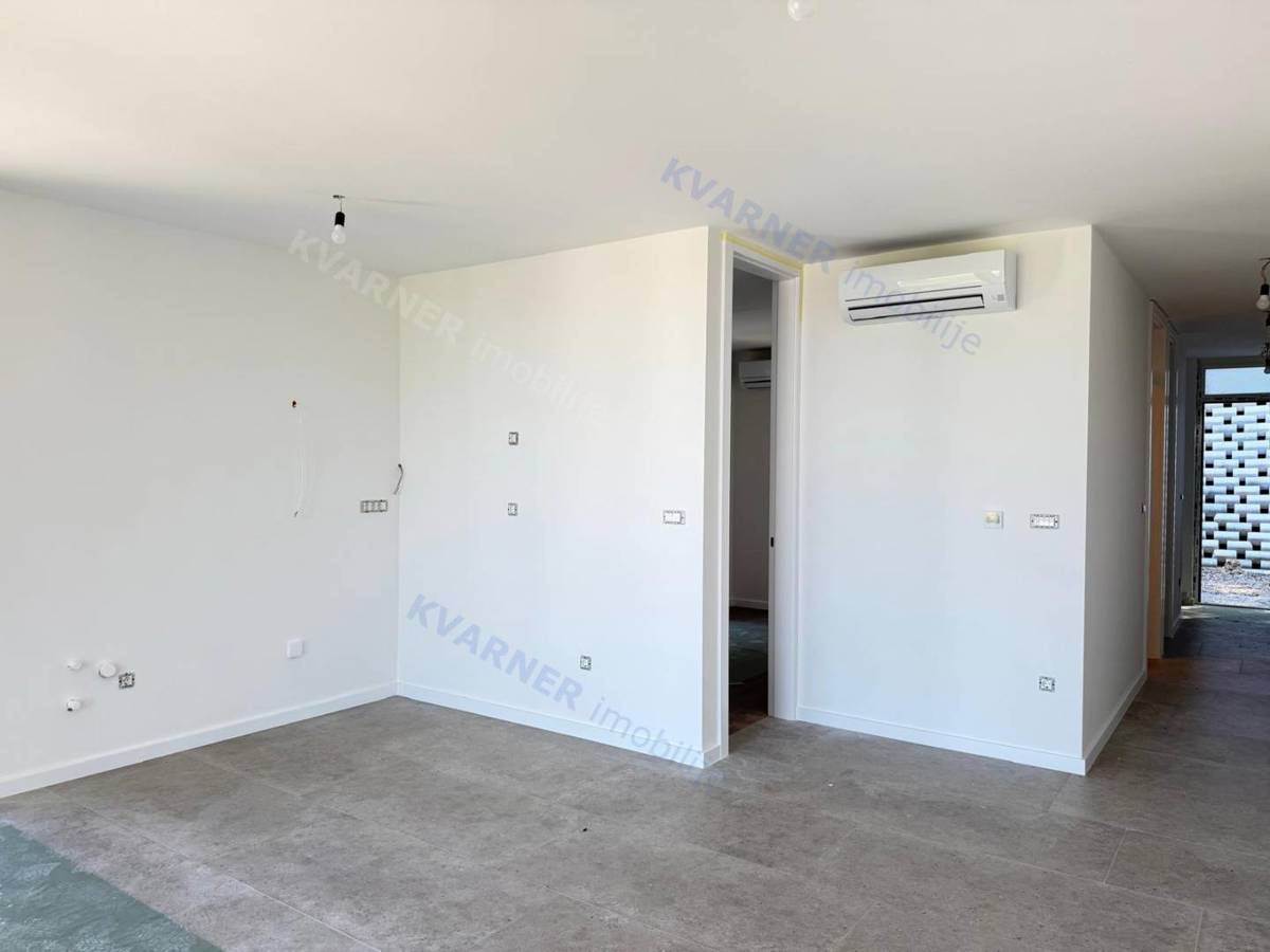 Omišalj-Novogradnja! Apartma s bazenom 150 m od plaže