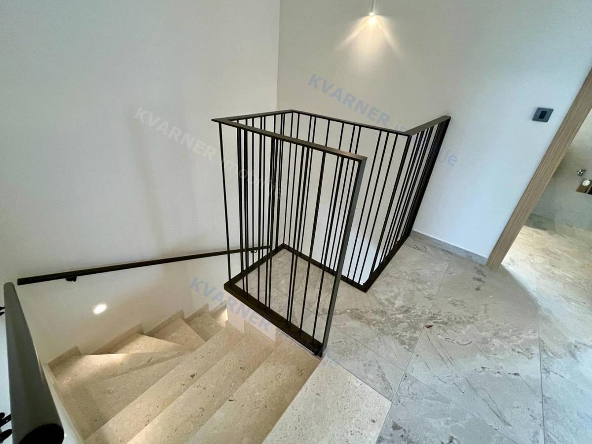 Malinska - Opremljena moderna dvojna hiša z bazenom