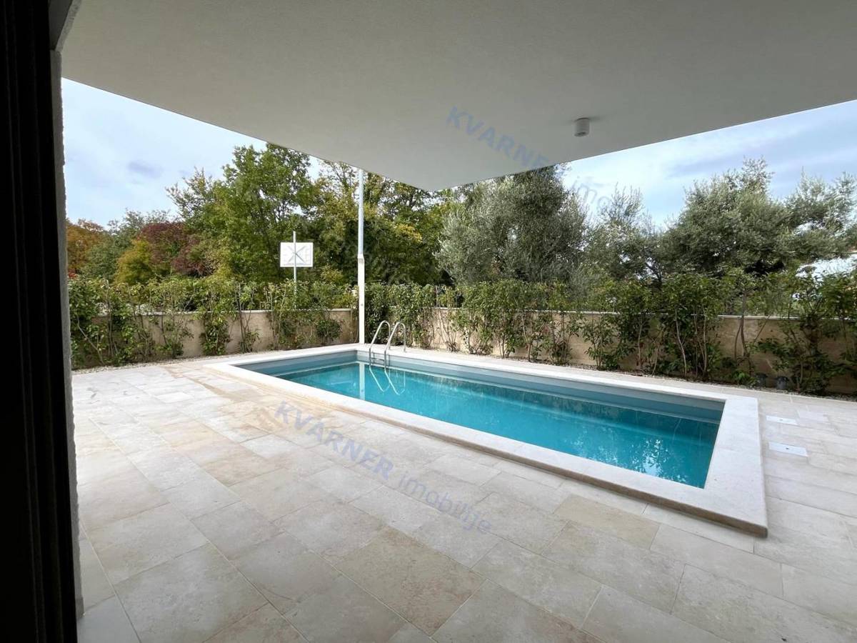 Malinska - Opremljena moderna dvojna hiša z bazenom