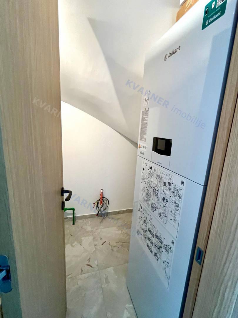 Malinska - Opremljena moderna dvojna hiša z bazenom