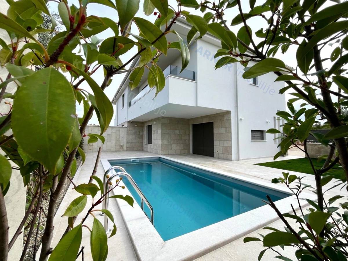 Malinska - Opremljena moderna dvojna hiša z bazenom