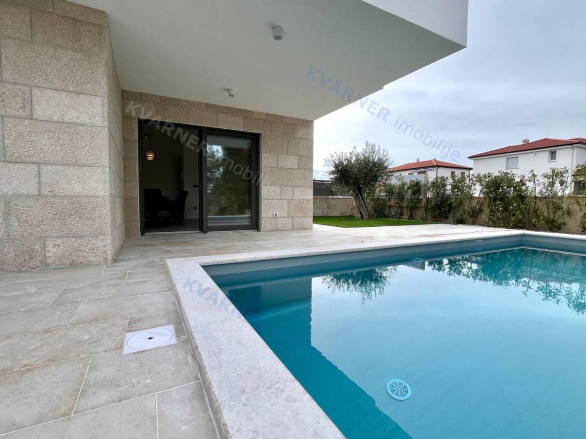 Malinska - Opremljena moderna dvojna hiša z bazenom