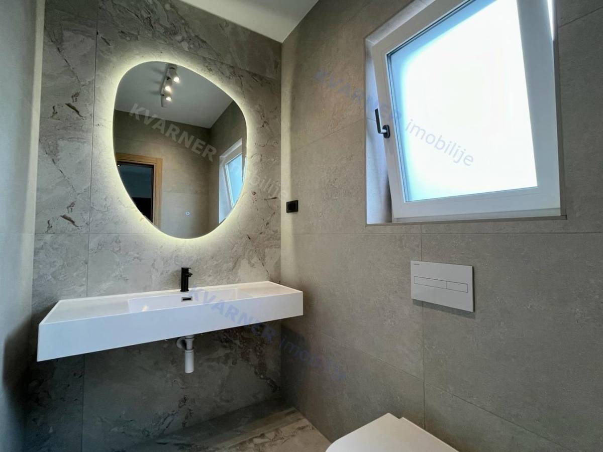 Malinska - Opremljena moderna dvojna hiša z bazenom